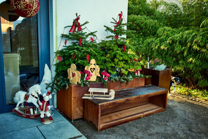 Nechybí ani velké množství dekorací - například dřevěné sáňky. 