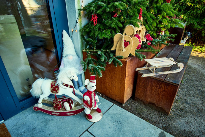 Vánoční výzdoba nesmí chybět ani u vchodových dveří.