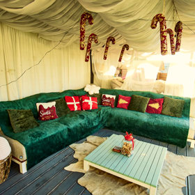 Zahradní domek, jak tomuto místu Agáta sama říká, je plný zavěšených dekorací a polštářků s vánočními motivy. 