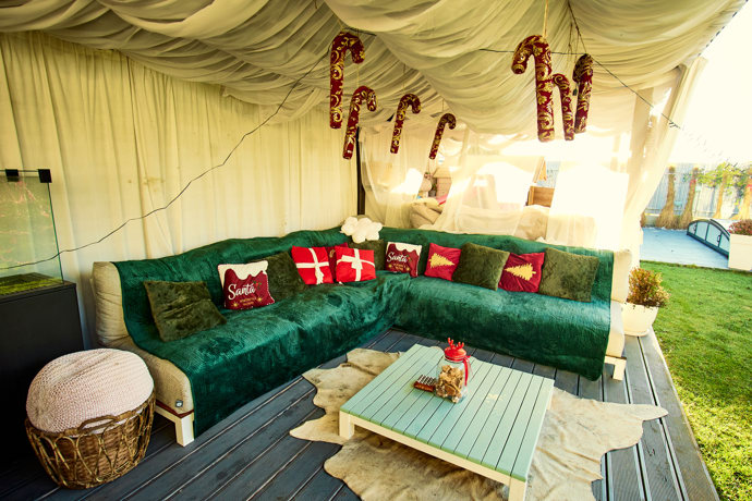 Zahradní domek, jak tomuto místu Agáta sama říká, je plný zavěšených dekorací a polštářků s vánočními motivy. 