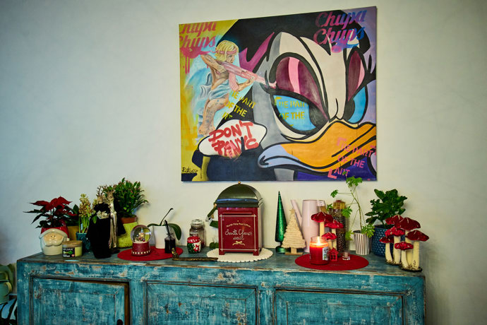 Pod obrazem od umělce Josefa Rataje už plápolají červené svíčky a přehlédnout nelze ani jiné vánoční dekorace. 