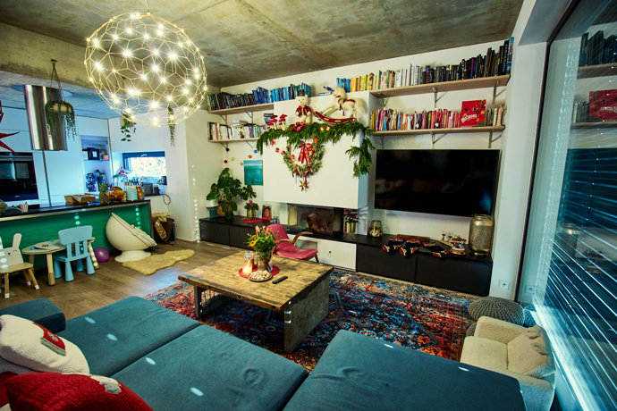 Obývací pokoj teď působí útulným dojmem. 