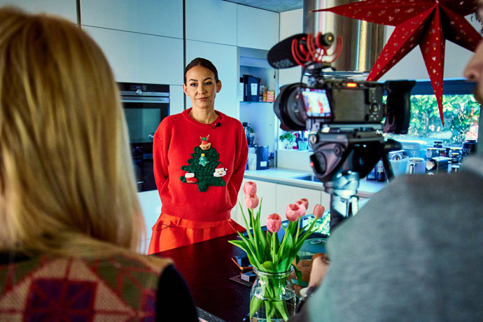 Na kuchyňské lince má Agáta čerstvé tulipány. 