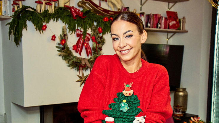 Agáta Hanychová ve vánočním svetru.