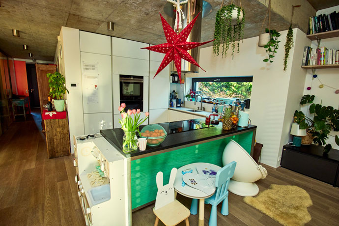 Nad kuchyňskou linkou visí velká vánoční hvězda. 