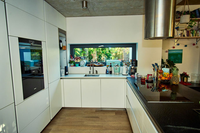 Kuchyň je pečlivě uklizená a čeká na smažení kapra a výrobu bramborového salátu. 