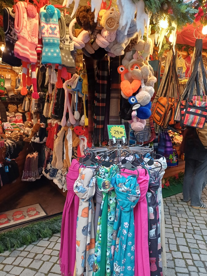 V Drážďanech už odstartovaly vánoční trhy. Kromě jídla si můžete nakoupit i různé dárky.