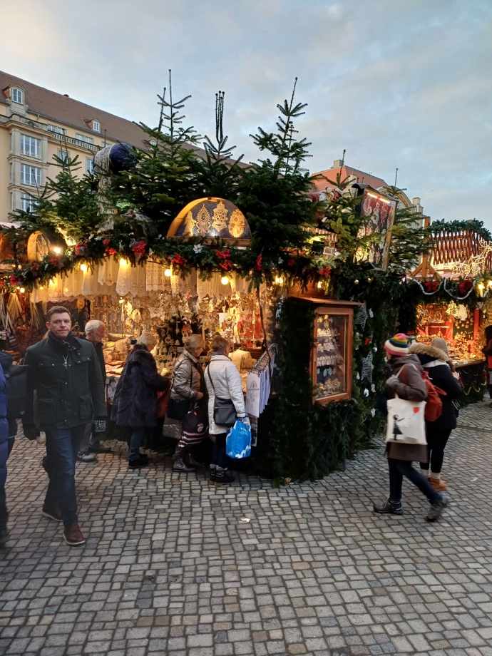 V Drážďanech už odstartovaly vánoční trhy.