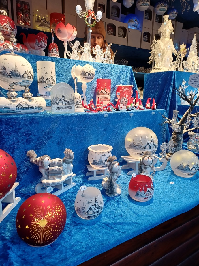 V Drážďanech už odstartovaly vánoční trhy. Koupit si můžete i skleněné ozdoby.