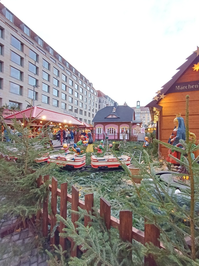 Děti se na vánočních trzích v Drážďanech mohou svézt ve vláčku. Jedna jízda vyjde na 2,50 eur. Čtyři okruhy pak na 8 eur.