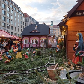 V Drážďanech už odstartovaly vánoční trhy. Děti se mohou svézt ve vláčku.