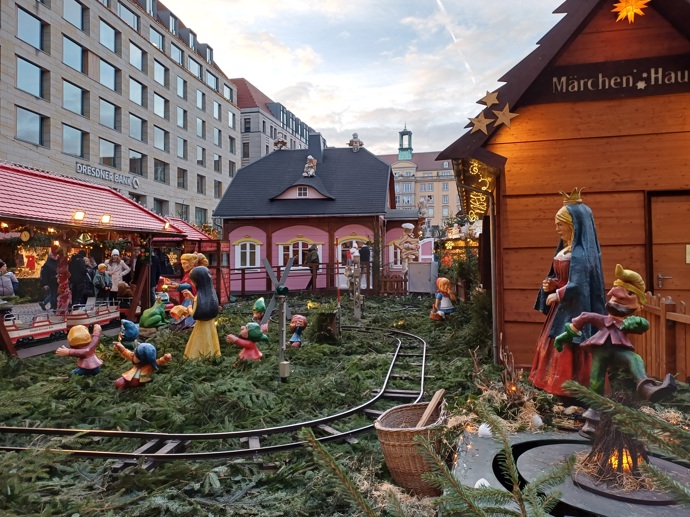 V Drážďanech už odstartovaly vánoční trhy. Děti se mohou svézt ve vláčku.