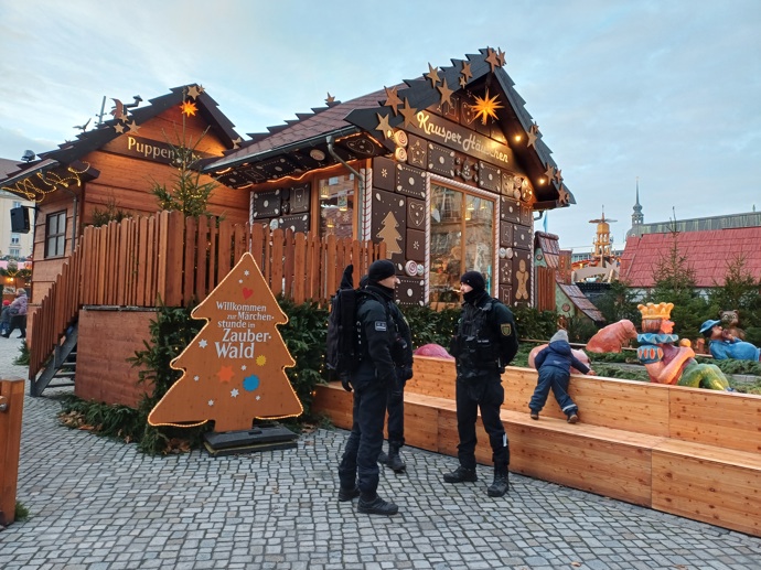 V Drážďanech už odstartovaly vánoční trhy. Policie hlídá hladký průběh.