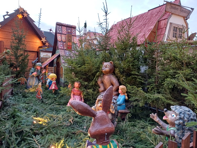 V Drážďanech už odstartovaly vánoční trhy. Mezi stánky stojí pohádkové bytosti.