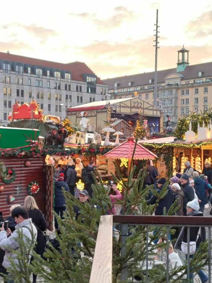 V Drážďanech už odstartovaly vánoční trhy.