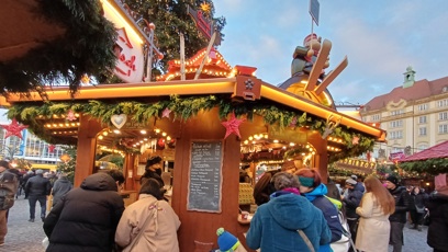 FOTO: V Drážďanech už odstartovaly vánoční trhy. Největší fronty byly na teplé nápoje, zejména punč.