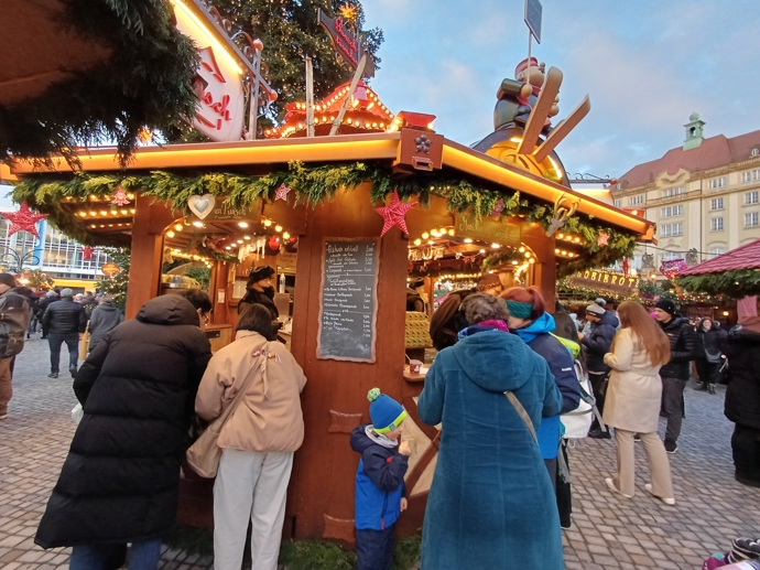 V Drážďanech už odstartovaly vánoční trhy. Největší fronty byly na teplé nápoje, zejména punč.