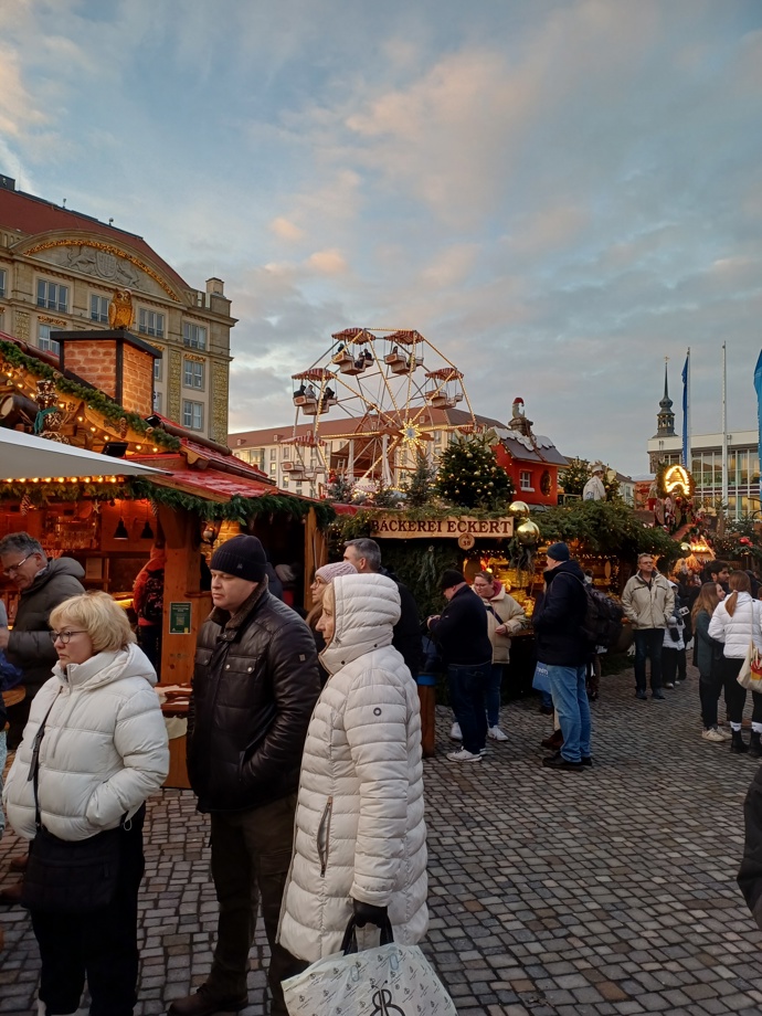Vánoční trhy v Drážďanech si můžete prohlédnout i seshora díky ruskému kolu.