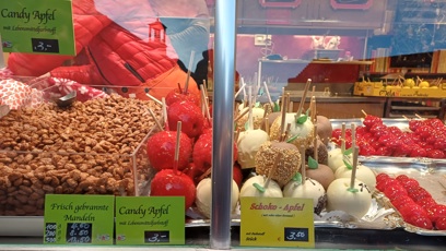 FOTO: V Drážďanech už odstartovaly vánoční trhy. Sladkostí je všude plno.