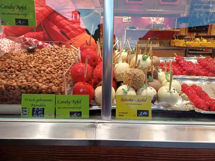 V Drážďanech už odstartovaly vánoční trhy. Sladkostí je všude plno.