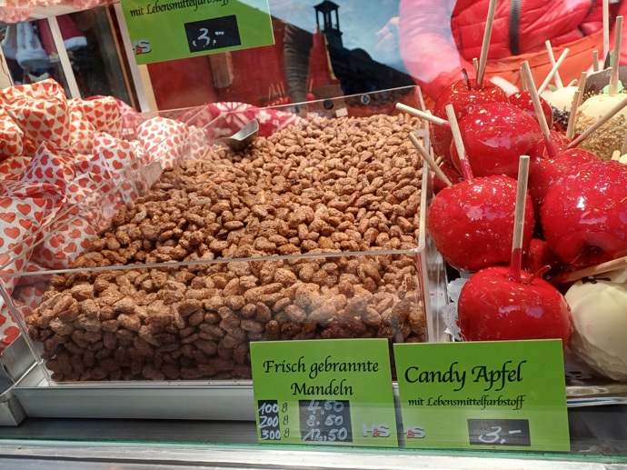 V Drážďanech už odstartovaly vánoční trhy. Sladké jablko stojí 3 eura.