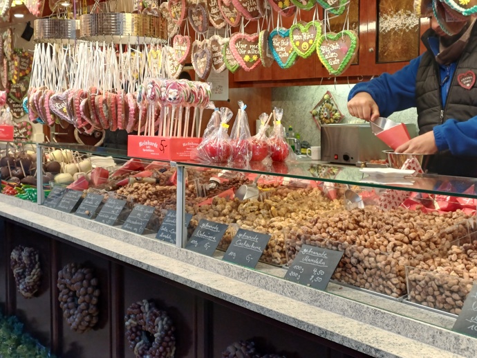 V Drážďanech už odstartovaly vánoční trhy. Pražené oříšky nemohou chybět.