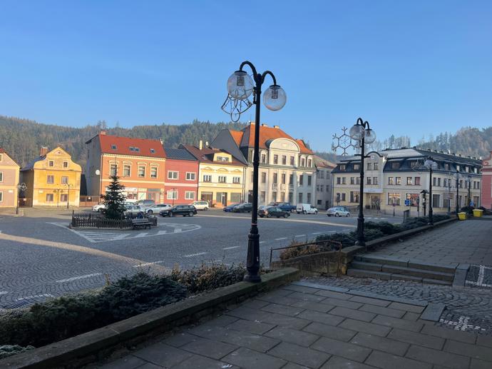 Dům se nachází na náměstí v Úpicích.