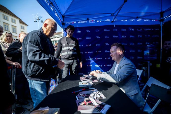 Na autogramiádě byl o jeho podpis velký zájem. 