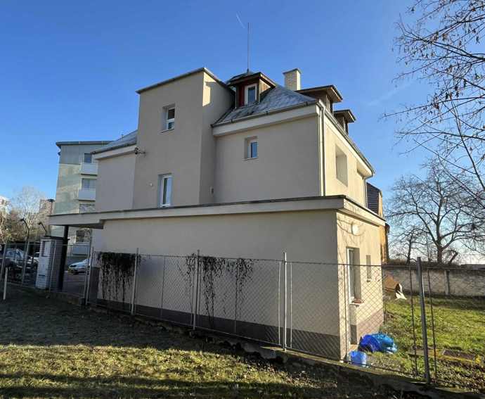 Karlos Vémola investoval do nemovitostí.