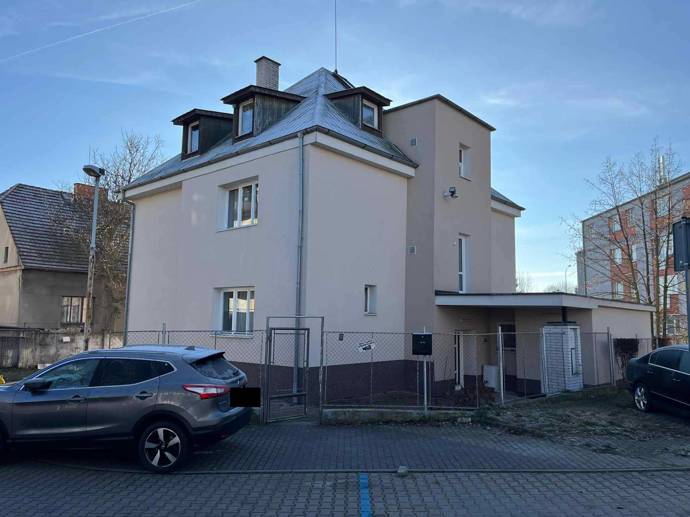 Karlos Vémola začal investovat do nemovitostí.