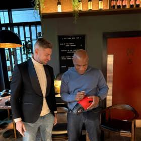  Mikem Tyson podepsal rukavici, která následně čla do dražby.