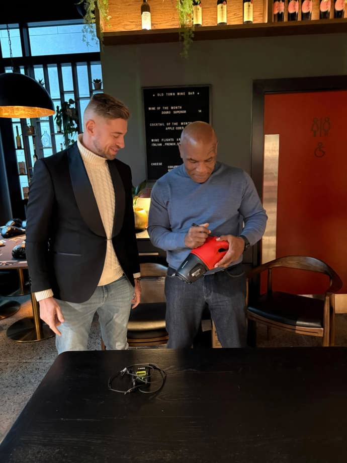  Mikem Tyson podepsal rukavici, která následně čla do dražby.