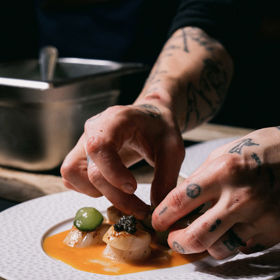 Restaurace Stůl se nachází na pražské Hanspaulce. 