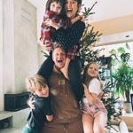 Takhle rodina Tomáše Kluse každoročně pózuje u vánočního stromečku - jako zdravice všem fanouškům. 