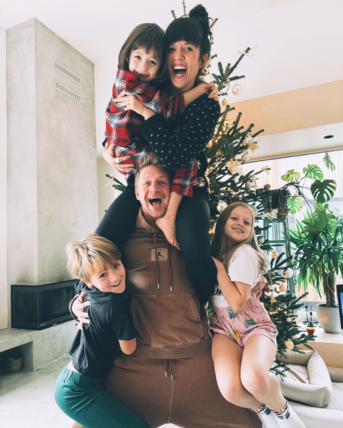 Takhle rodina Tomáše Kluse každoročně pózuje u vánočního stromečku - jako zdravice všem fanouškům. 