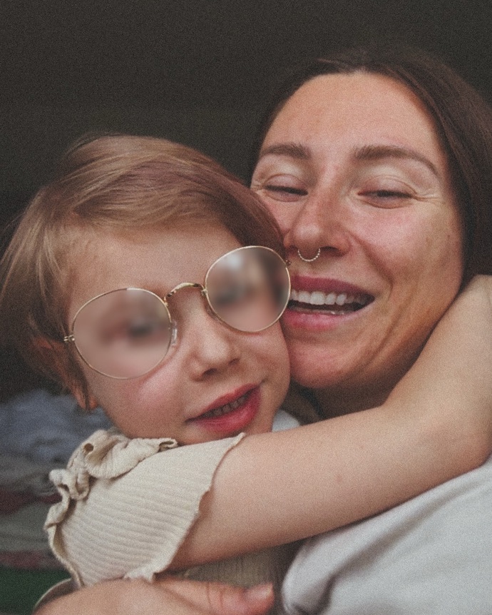 Valerie Mirić Tkadlčíková jednou z ambasadorek organizace Být spolu je normální, která usiluje o zlepšení podmínek rodičů, kteří své děti provázejí nemocí. 