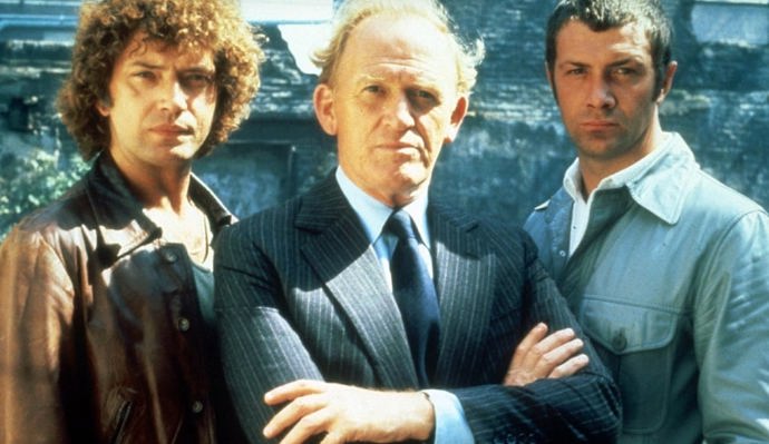 George Cowley, šéf CI5, třetí člen do party legendárních Profesionálů. Skvěle ho ztvárnil skotský herec Gordon Jackson, na snímku uprostřed. Spolu s ním jsou na fotce herci Martin Shaw a Lewis Collins.