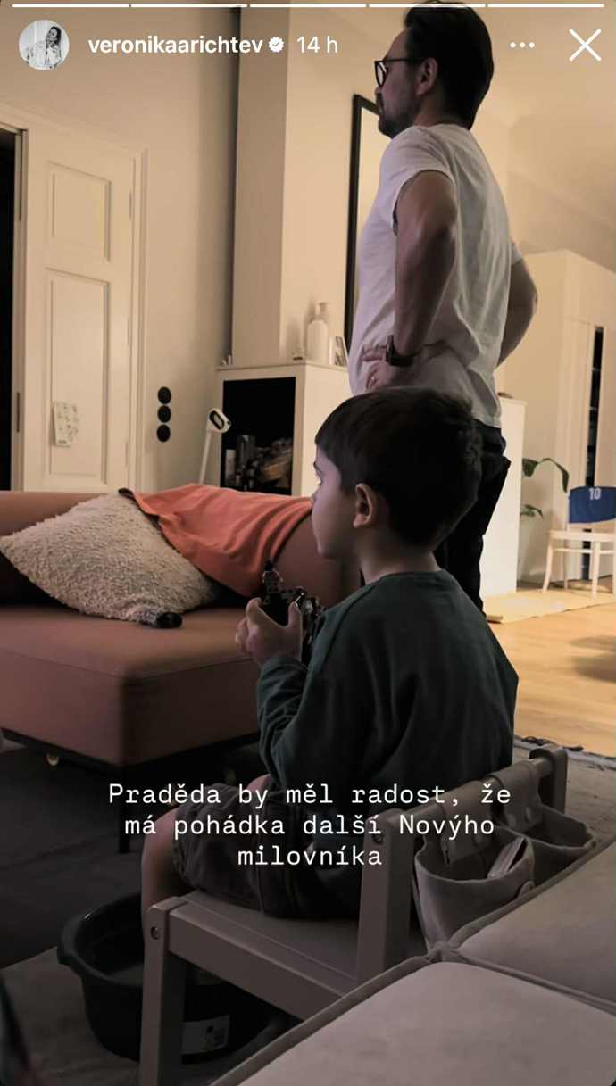 Luka s tatínkem při sledování pohádky.