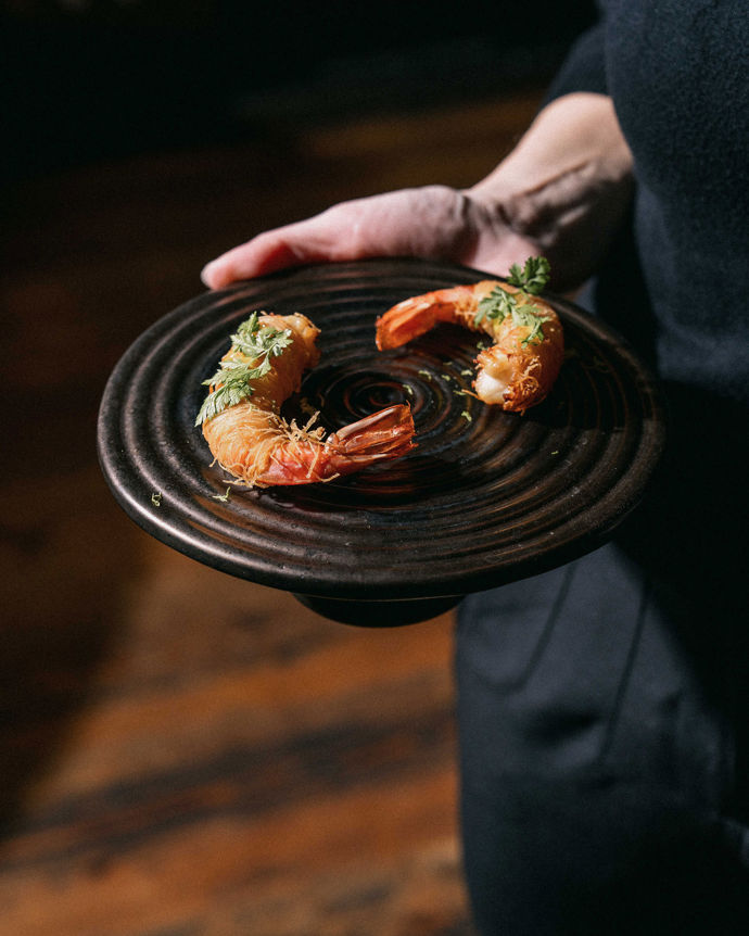 Restaurace Stůl sousedí s restaurací U Matěje. 