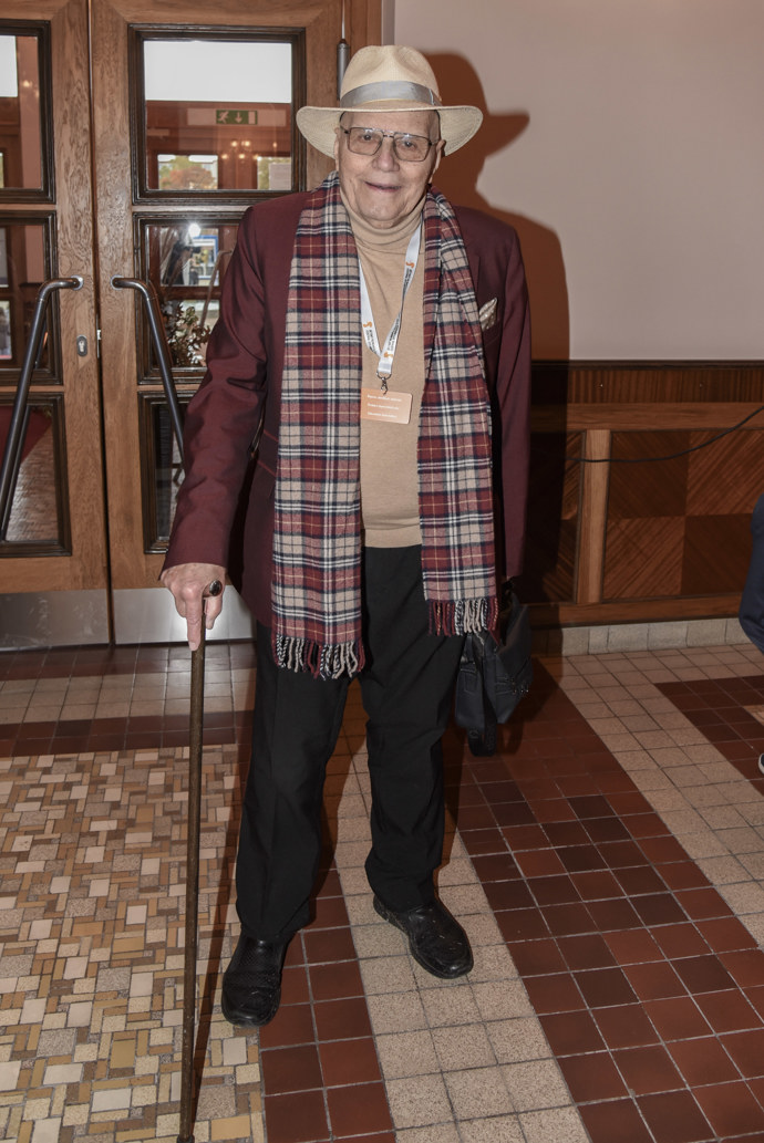 Jan Přeučil nedávno oblékl i trendy vínovou barvu.