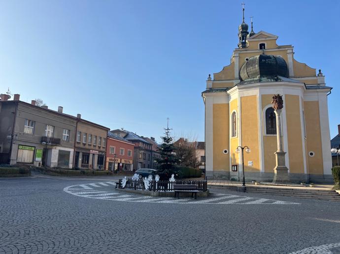 Dům se nachází na malebném náměstí.