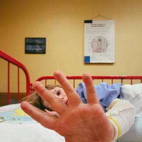 Dcera Valérie Tkadlčíkové trpí vážnou a vzácnou genetickou mutací MEN 2B. Ta způsobuje růst zhoubných nádorů, které se opakovaně vracejí.