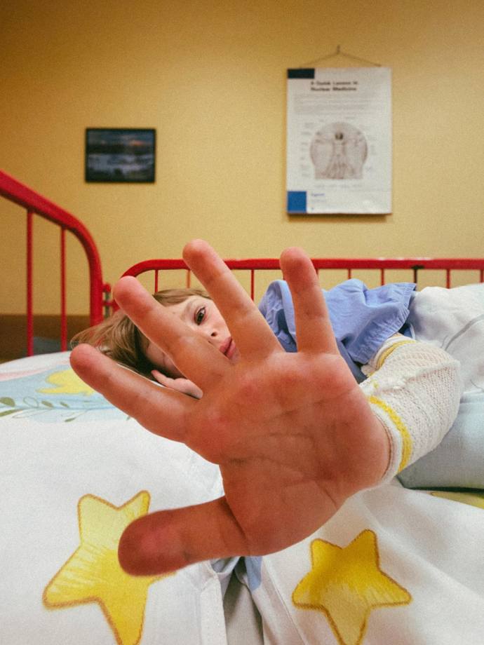 Dcera Valérie Tkadlčíkové trpí vážnou a vzácnou genetickou mutací MEN 2B. Ta způsobuje růst zhoubných nádorů, které se opakovaně vracejí.