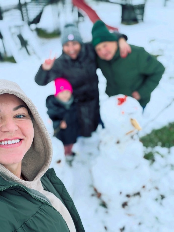 Nedávno se pochlubila, jak s dcerkou Stellinkou stavěli sněhuláka. 