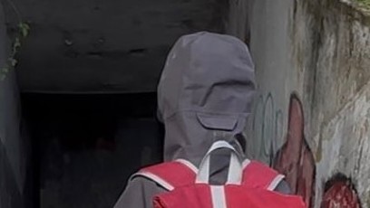 FOTO: Tuto bundu a batoh by měl mít na sobě.