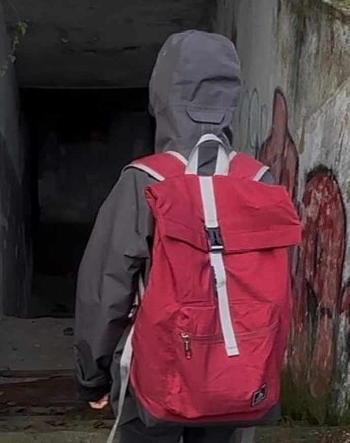 Tuto bundu a batoh by měl mít na sobě.