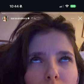 Sara Sandeva se doma nudí.