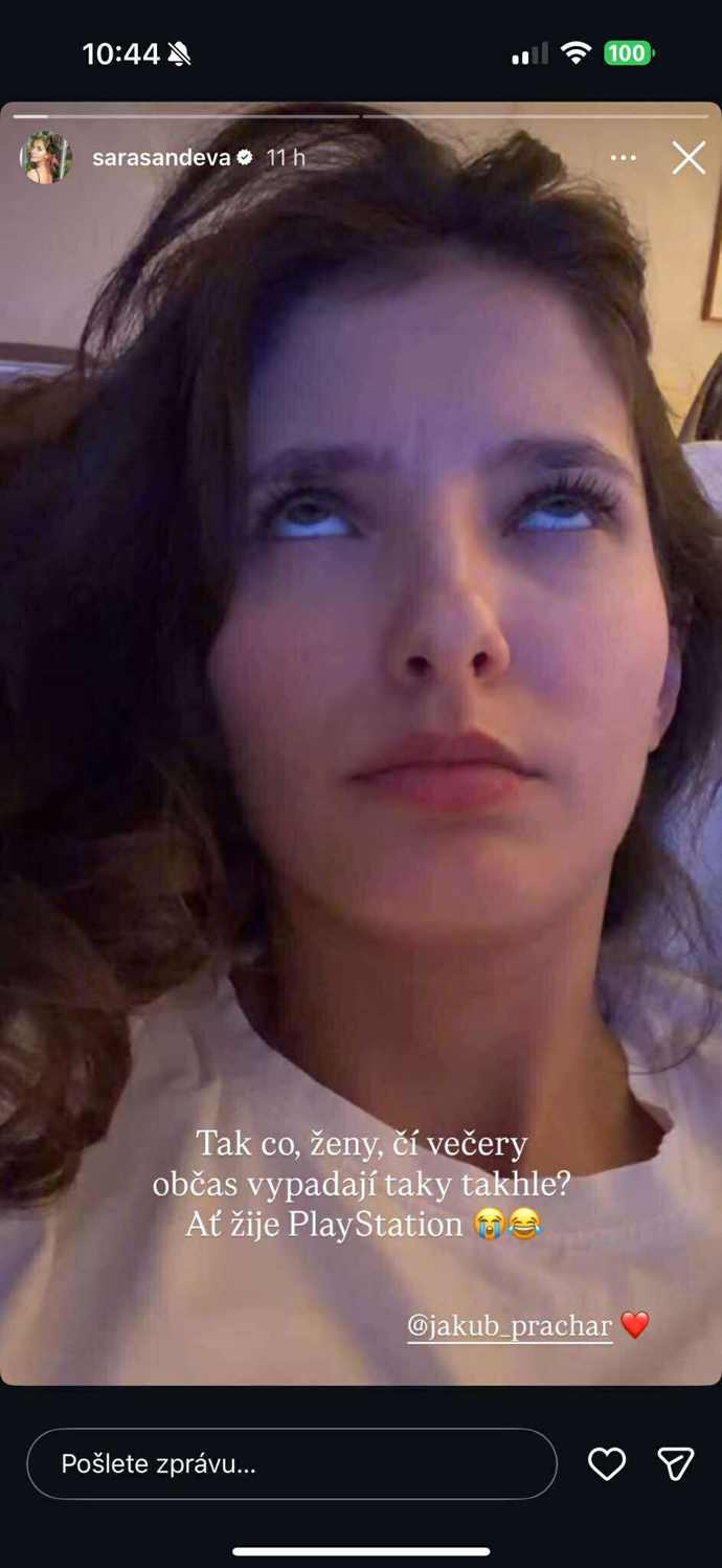 Sara Sandeva se doma nudí.