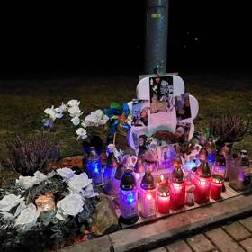 Lidé zapálili svíčky a donesli květiny a věnce.