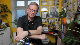 Aleš Cibulka nám ukázal bizarní poklady své pracovny: Ve skříni si schoval i žvýkačku Simony Stašové